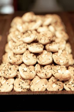 Bir grup çeşit kurabiye. Çikolata parçacıklı, yulaflı, kuru üzümlü, beyaz çikolatalı.