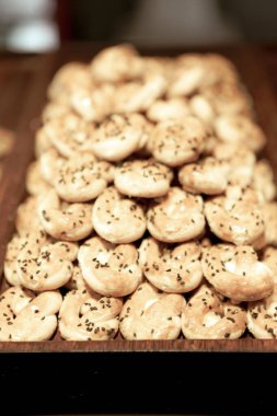 Bir grup çeşit kurabiye. Çikolata parçacıklı, yulaflı, kuru üzümlü, beyaz çikolatalı.