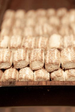 Bir grup çeşit kurabiye. Çikolata parçacıklı, yulaflı, kuru üzümlü, beyaz çikolatalı.