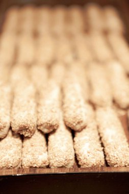 Bir grup çeşit kurabiye. Çikolata parçacıklı, yulaflı, kuru üzümlü, beyaz çikolatalı.