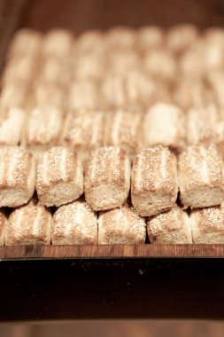 Bir grup çeşit kurabiye. Çikolata parçacıklı, yulaflı, kuru üzümlü, beyaz çikolatalı.