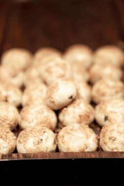 Bir grup çeşit kurabiye. Çikolata parçacıklı, yulaflı, kuru üzümlü, beyaz çikolatalı.