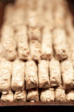 Bir grup çeşit kurabiye. Çikolata parçacıklı, yulaflı, kuru üzümlü, beyaz çikolatalı.