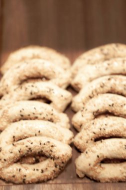 Bir grup çeşit kurabiye. Çikolata parçacıklı, yulaflı, kuru üzümlü, beyaz çikolatalı.