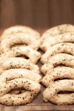 Bir grup çeşit kurabiye. Çikolata parçacıklı, yulaflı, kuru üzümlü, beyaz çikolatalı.