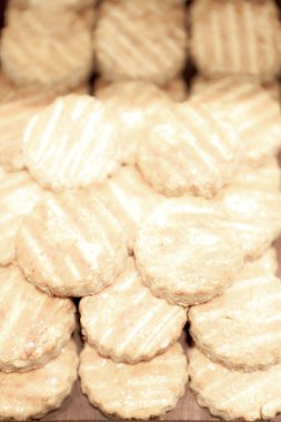 Bir grup çeşit kurabiye. Çikolata parçacıklı, yulaflı, kuru üzümlü, beyaz çikolatalı.