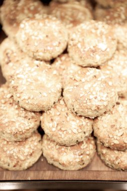 Bir grup çeşit kurabiye. Çikolata parçacıklı, yulaflı, kuru üzümlü, beyaz çikolatalı.