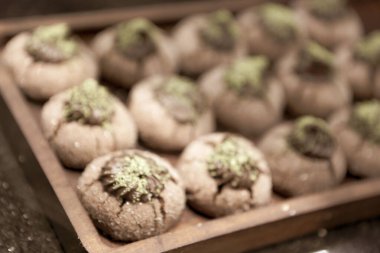 Bir grup çeşit kurabiye. Çikolata parçacıklı, yulaflı, kuru üzümlü, beyaz çikolatalı.