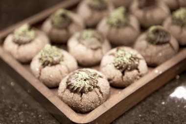 Bir grup çeşit kurabiye. Çikolata parçacıklı, yulaflı, kuru üzümlü, beyaz çikolatalı.