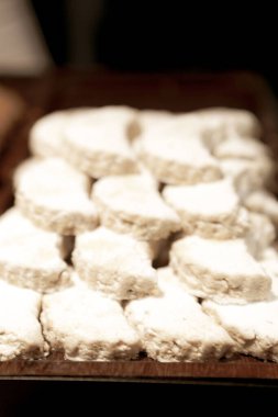 Bir grup çeşit kurabiye. Çikolata parçacıklı, yulaflı, kuru üzümlü, beyaz çikolatalı.