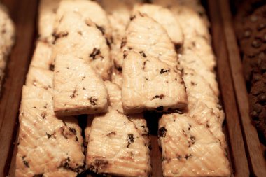 Bir grup çeşit kurabiye. Çikolata parçacıklı, yulaflı, kuru üzümlü, beyaz çikolatalı.