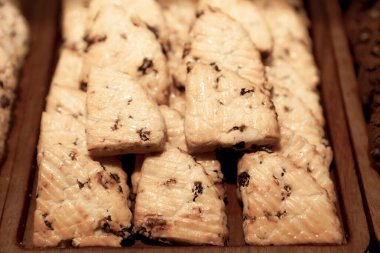 Bir grup çeşit kurabiye. Çikolata parçacıklı, yulaflı, kuru üzümlü, beyaz çikolatalı.