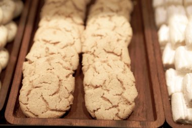 Bir grup çeşit kurabiye. Çikolata parçacıklı, yulaflı, kuru üzümlü, beyaz çikolatalı.