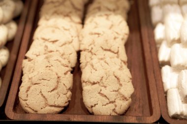 Bir grup çeşit kurabiye. Çikolata parçacıklı, yulaflı, kuru üzümlü, beyaz çikolatalı.