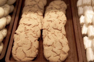 Bir grup çeşit kurabiye. Çikolata parçacıklı, yulaflı, kuru üzümlü, beyaz çikolatalı.