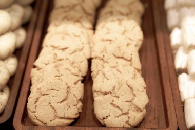 Bir grup çeşit kurabiye. Çikolata parçacıklı, yulaflı, kuru üzümlü, beyaz çikolatalı.