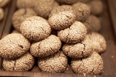 Bir grup çeşit kurabiye. Çikolata parçacıklı, yulaflı, kuru üzümlü, beyaz çikolatalı.