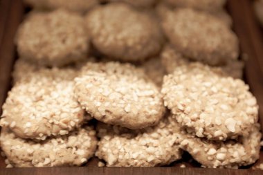 Bir grup çeşit kurabiye. Çikolata parçacıklı, yulaflı, kuru üzümlü, beyaz çikolatalı.