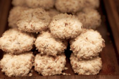 Bir grup çeşit kurabiye. Çikolata parçacıklı, yulaflı, kuru üzümlü, beyaz çikolatalı.