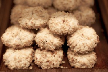 Bir grup çeşit kurabiye. Çikolata parçacıklı, yulaflı, kuru üzümlü, beyaz çikolatalı.