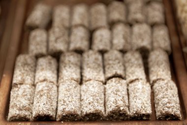 Bir grup çeşit kurabiye. Çikolata parçacıklı, yulaflı, kuru üzümlü, beyaz çikolatalı.