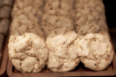 Bir grup çeşit kurabiye. Çikolata parçacıklı, yulaflı, kuru üzümlü, beyaz çikolatalı.