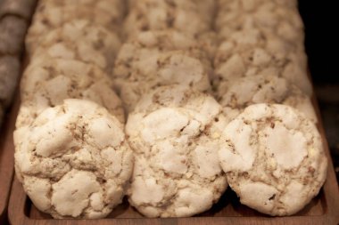 Bir grup çeşit kurabiye. Çikolata parçacıklı, yulaflı, kuru üzümlü, beyaz çikolatalı.