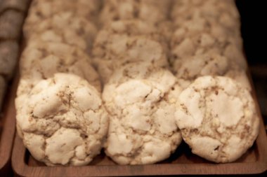 Bir grup çeşit kurabiye. Çikolata parçacıklı, yulaflı, kuru üzümlü, beyaz çikolatalı.