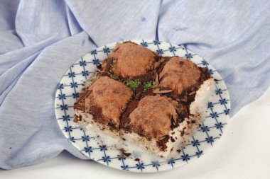 Geleneksel hindistancevizli tatlı baklavası. Ev yapımı fındıklı ve ballı baklava..