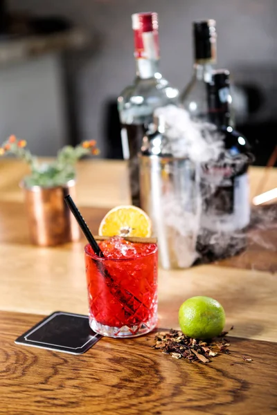 Lokantadaki masada alkol kokteyli.