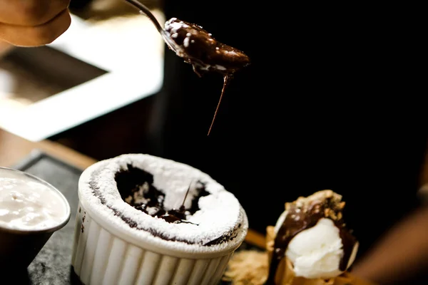 Choklad Souffle Med Glass — Stockfoto