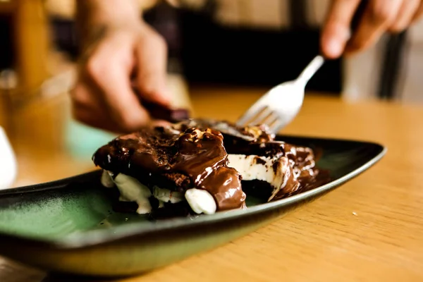 冰淇淋巧克力蛋奶酥 — 图库照片