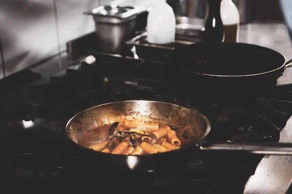 Panela Com Macarrão Fogão Cozinha — Fotografia de Stock