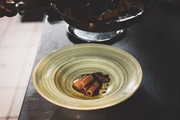 Panela Com Macarrão Fogão Cozinha — Fotografia de Stock