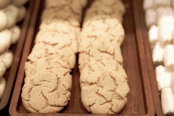 Bir grup çeşit kurabiye. Çikolata parçacıklı, yulaflı, kuru üzümlü, beyaz çikolatalı.