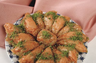 Geleneksel hindistancevizli tatlı baklavası. Ev yapımı fındıklı ve ballı baklava..