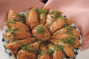 Geleneksel hindistancevizli tatlı baklavası. Ev yapımı fındıklı ve ballı baklava..