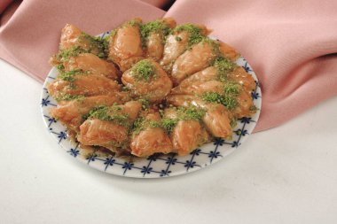 Geleneksel hindistancevizli tatlı baklavası. Ev yapımı fındıklı ve ballı baklava..