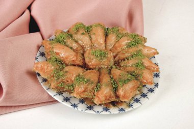 Geleneksel hindistancevizli tatlı baklavası. Ev yapımı fındıklı ve ballı baklava..