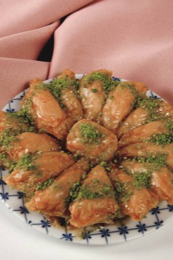 Geleneksel hindistancevizli tatlı baklavası. Ev yapımı fındıklı ve ballı baklava..