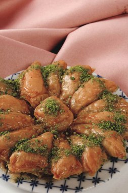 Geleneksel hindistancevizli tatlı baklavası. Ev yapımı fındıklı ve ballı baklava..