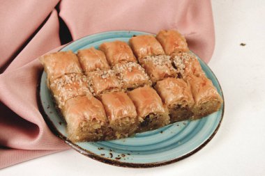 Geleneksel hindistancevizli tatlı baklavası. Ev yapımı fındıklı ve ballı baklava..