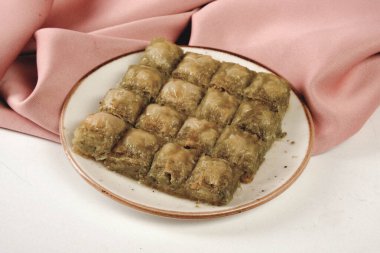 Geleneksel hindistancevizli tatlı baklavası. Ev yapımı fındıklı ve ballı baklava..