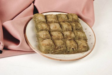 Geleneksel hindistancevizli tatlı baklavası. Ev yapımı fındıklı ve ballı baklava..