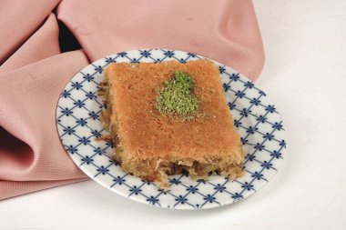 Geleneksel hindistancevizli tatlı baklavası. Ev yapımı fındıklı ve ballı baklava..