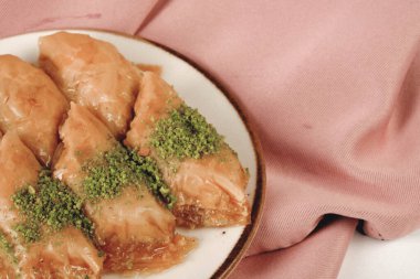 Geleneksel hindistancevizli tatlı baklavası. Ev yapımı fındıklı ve ballı baklava..