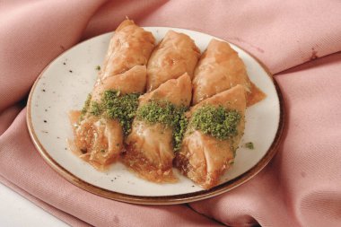 Geleneksel hindistancevizli tatlı baklavası. Ev yapımı fındıklı ve ballı baklava..