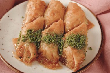 Geleneksel hindistancevizli tatlı baklavası. Ev yapımı fındıklı ve ballı baklava..