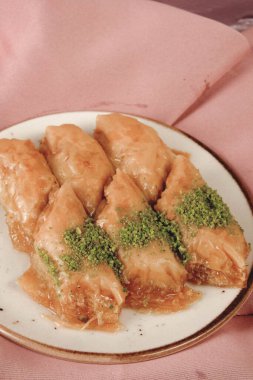 Geleneksel hindistancevizli tatlı baklavası. Ev yapımı fındıklı ve ballı baklava..