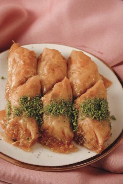 Geleneksel hindistancevizli tatlı baklavası. Ev yapımı fındıklı ve ballı baklava..
